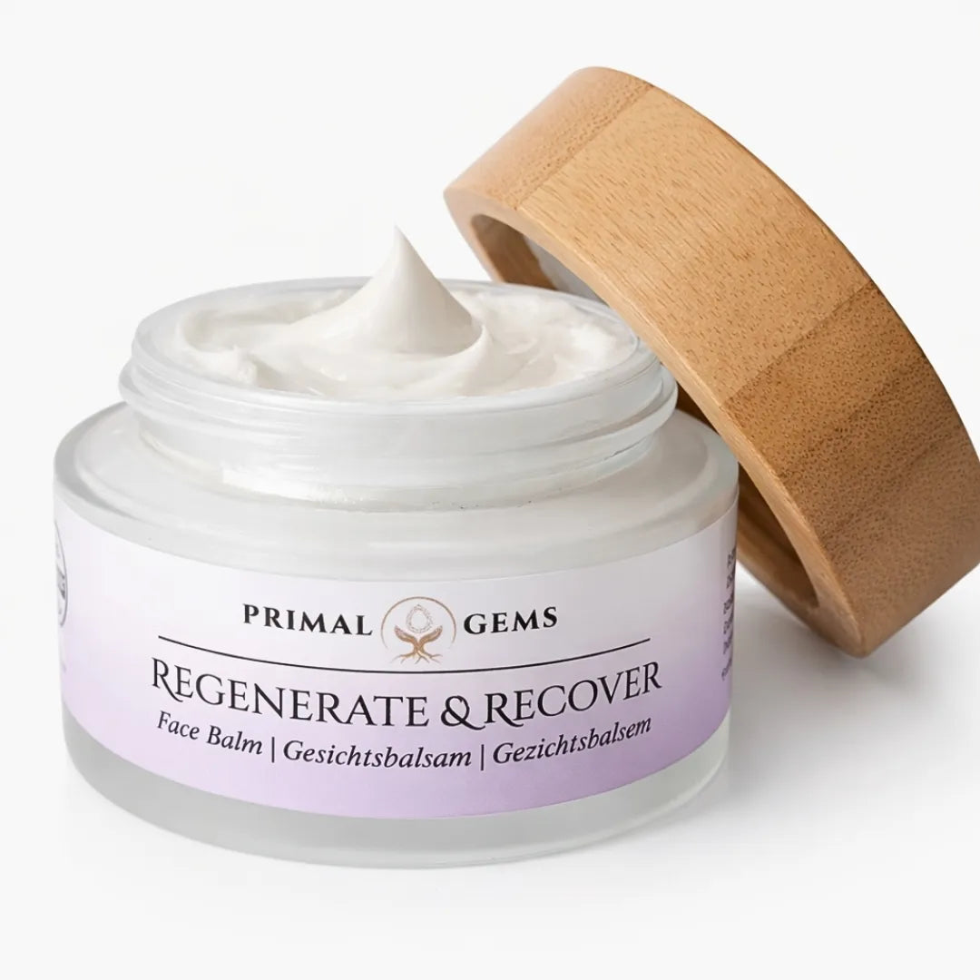 Primal Gems Regenerate & Recover Tallow Gesichtsbalsam in matter Glasdose mit Bambusdeckel und mehrsprachiger Beschriftung.